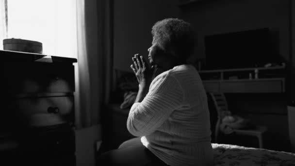 Молитва Одиночества Одной Пожилой Черной Леди Глубокая Медитация Постели Дома — стоковое видео
