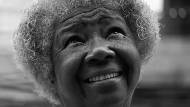 一位黑人老年妇女面色苍白地凝视着天空的近视 一位80多岁的非洲裔美国老年人与Gratitude一起仰望天空 — 图库视频影像