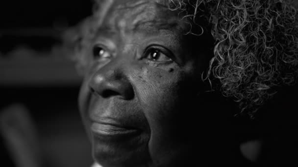 Contemplativa Afro Americana Sênior Cara Close Com Emoção Pensativa Olhando — Vídeo de Stock