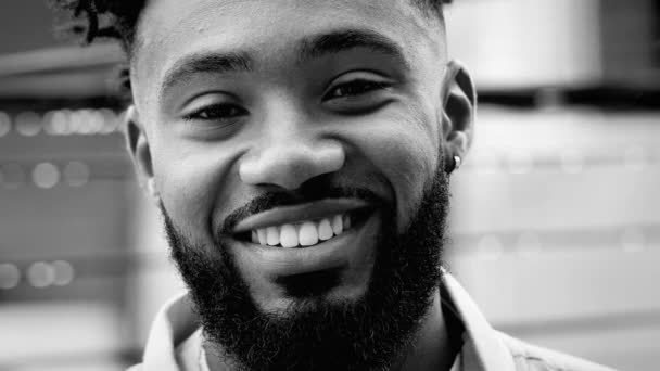 Yağmurda Neşeli Siyah Adam Şehir Merkezindeki Kameraya Gülümseyen Siyah Adam — Stok video
