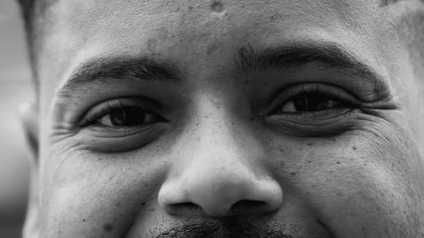 Alegre Primer Plano Joven Brasileño Negro Sonriente Atractivo Retrato Urbano — Vídeos de Stock