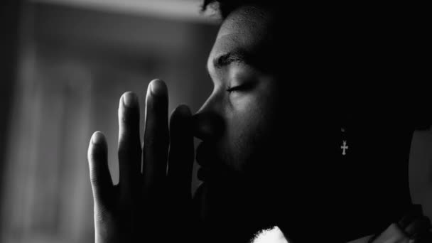 Meditativní Afroameričan Modlitbě Černobílém Detailní Záběr Zavřenýma Očima Náboženské Zbožný — Stock video