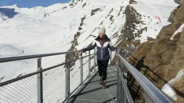 Grindelwald First Mountain Trail 'de Cliffside Trek' te Tırabzan Tutan Kadın, İsviçre Alp Dağları Manzarası - Alp Macerası