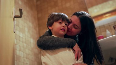 Akşam Ritüeli 'nde Anne Sevgisi - Anne Rahatlatıcı Oğul Havluyla Banyo Sonrası Banyo' da