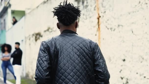 Fiatal Afro Amerikai Férfi Sétál Város Utcájában Fekete Fehér Kabátos — Stock videók