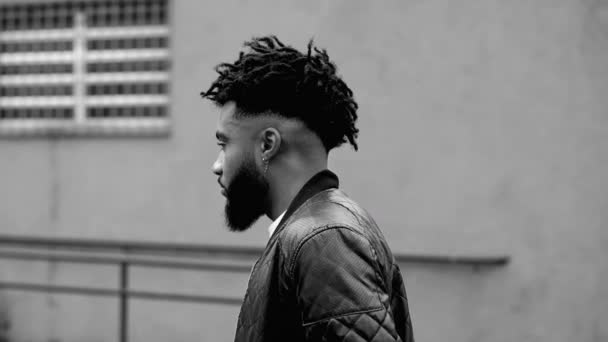 Fiatal Afro Amerikai Férfi Sétál Város Utcájában Fekete Fehér Kabátos — Stock videók