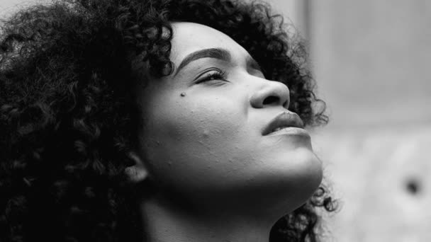 Портрет Однієї Молодої Чорної Жінки Кучерявим Волоссям Позує Вулиці — стокове відео
