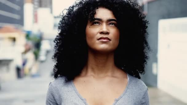 ストリートにポーズするカーリーヘアを持つ1人の若い黒人女性の肖像画 — ストック動画