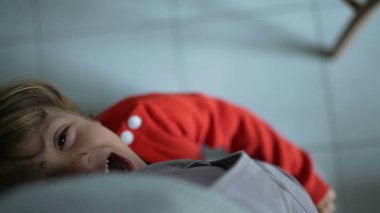 Mutlu çocuk ailesinin bacağını tutuyor ve gülümsüyor. Baba POV 'u oğlu ile etkileşim halinde, gerçek ebeveynlik ve bağ kurma sahnesi