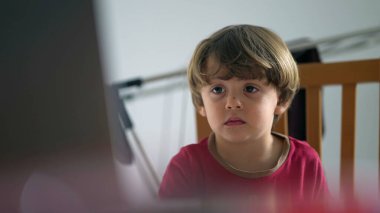 Küçük Çocuğun Yakın Çekimi Ekran Hipnotize Edildi, Çocuk Televizyona İsteyerek Bakıyor Medya İçeriği