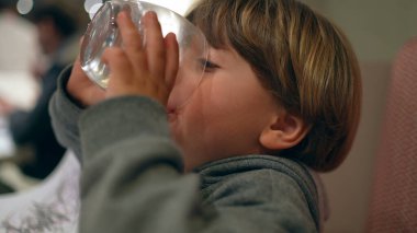 Yemekten sonra susuzluğu suyla gideren çocuk - Restoranda Susuzluk