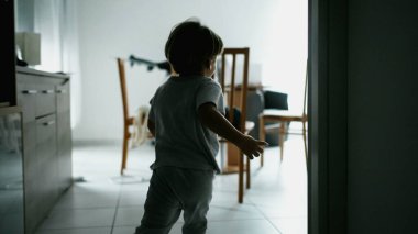 Geri Bakış: Çocuk İçerde Yavaş Hareket Ediyor Genç Çocuk Daire 'de Eğlence İçin Koltuğa Atlıyor