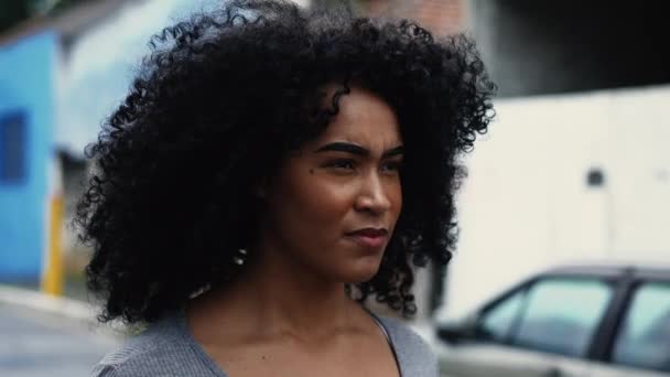 都会の街路でカーリーに前進する自信のあるブラジル人女性 態度と独立性を持つ20代の大人の少女が前進する — ストック動画