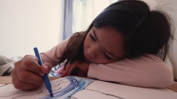 Kleines Mädchen Zeichnet Mit Malstift Auf Papier Künstlerische Freizeit Der — Stockvideo