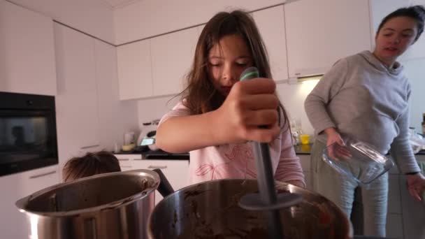 Концентрована Маленька Дівчинка Перемішує Горщик Наповнений Шоколадом Готуючи Торт Матір — стокове відео