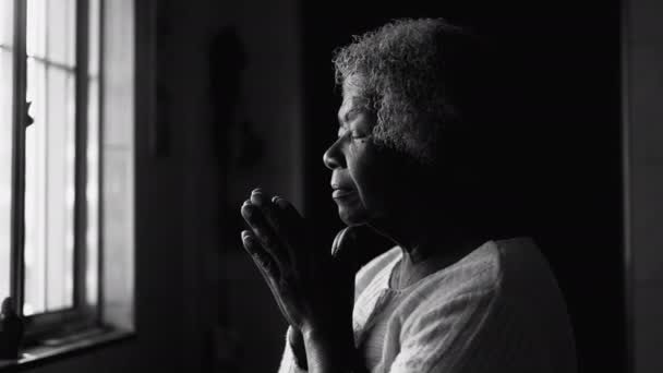 Derin Meditasyondaki Afrikalı Amerikalı Yaşlı Kadın Pencerenin Yanındaki Siyah Beyaz — Stok video