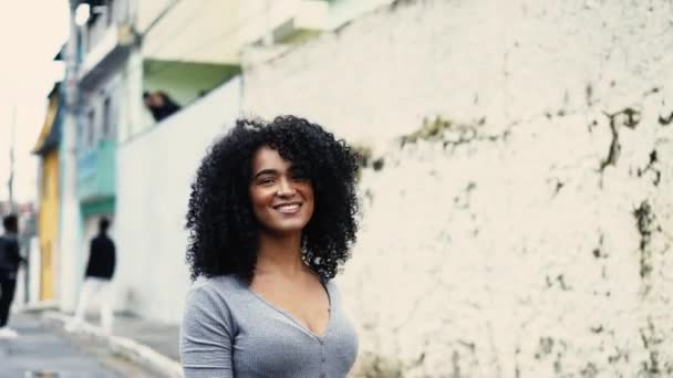 Mujer Afrodescendiente Confiada Caminando Ciudad Urbana Sudamericana Una Mujer Negra — Vídeo de stock