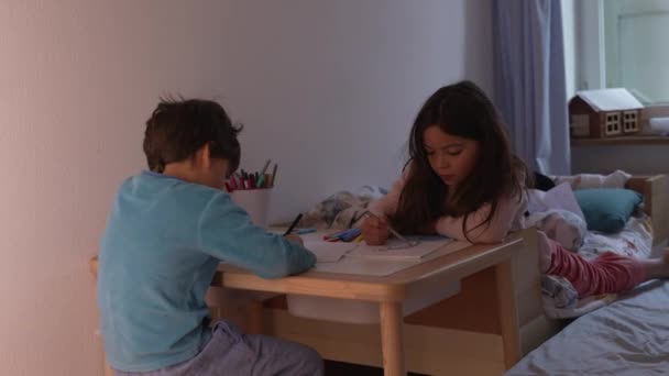 Küçük Erkek Kız Kardeş Yatak Odası Masasında Çizim Yapıyorlar Yaratıcı — Stok video