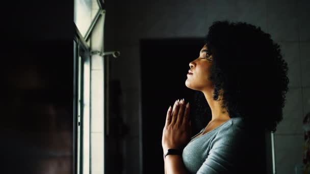 Uma Jovem Mulher Negra Espiritual Janela Casa Oração Com Olhos — Vídeo de Stock