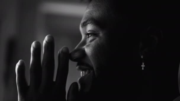 Egy Boldog Fekete Fiatalember Imádkozik Hogy Reményteljesnek Érezze Magát Hűséges — Stock videók