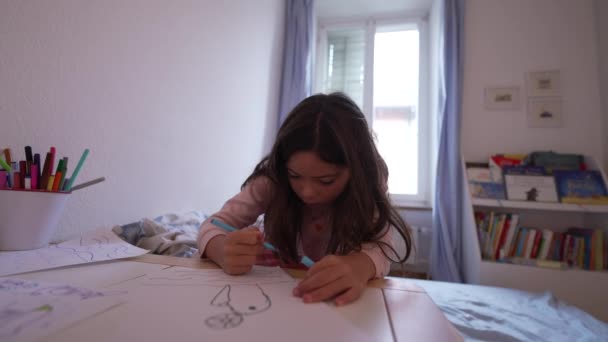 Сконцентрированная Маленькая Девочка Рисует Бумаге Спальне Ребенок Использует Ручку Развитие — стоковое видео