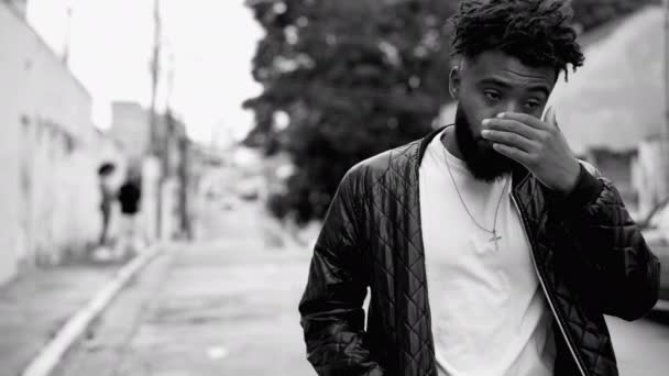 Egyik Próbált Fiatal Fekete Férfi Dörzsöli Szemét Arcát Kézzel Miközben — Stock videók