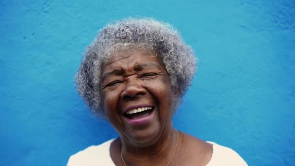 Una Anciana Afroamericana Mayor Feliz Con Pelo Gris Riendo Sonriendo — Vídeo de stock