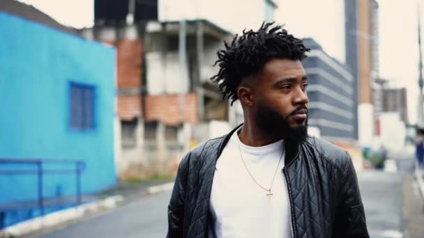 Sokakta Dalgın Dalgın Dalgın Yürüyen Genç Bir Siyah Adam Şehir — Stok video