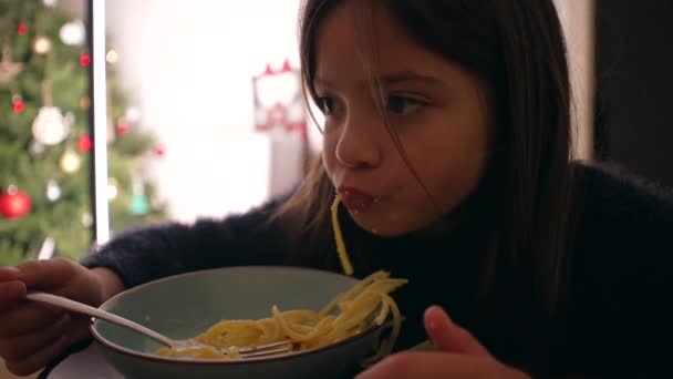 Een Klein Meisje Die Thuis Pasta Eet Voor Maaltijd Kind — Stockvideo
