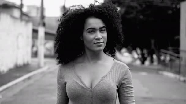 Uma Jovem Mulher Negra Confiante Caminhando Direção Câmera Fora Ambiente — Vídeo de Stock