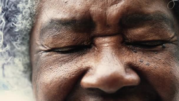 一位安静地皱着眉头的南美黑人妇女闭着眼睛 默念着宏观特写 睁大眼睛凝视着相机 细看着80多岁老人的脸 — 图库视频影像