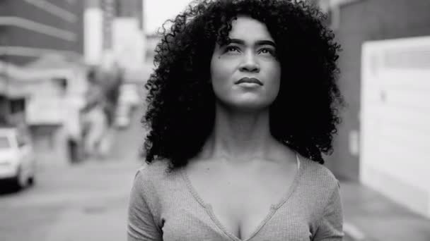 Одна Обнадеживающая Молодая Черная Женщина Вьющимися Волосами Стоящая Улице Смотрящая — стоковое видео