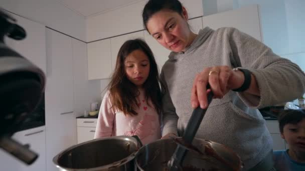 Madre Preparando Comida Junto Hija Mientras Hijo Deambula Por Cocina — Vídeos de Stock