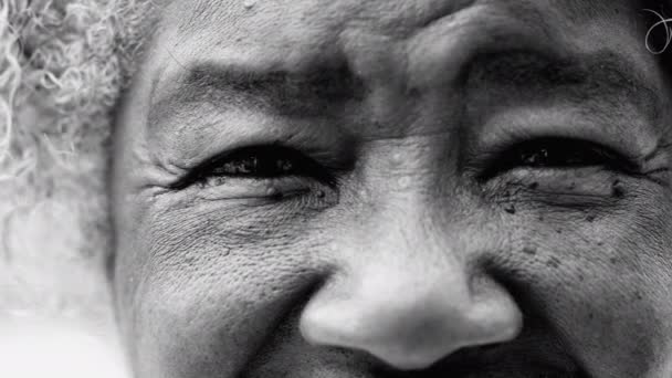 Макро Крупним Планом Зморщена Чорна Старша Жінка Дивиться Камеру Зображує — стокове відео