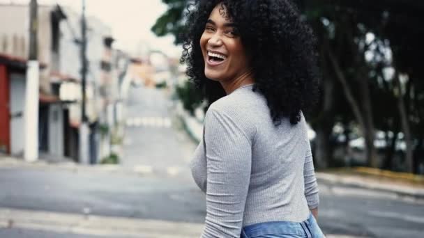 Uma Jovem Negra Latina Feliz Virando Cabeça Para Câmera Andando — Vídeo de Stock