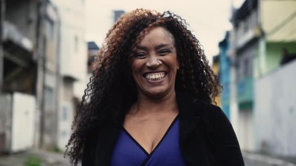 Одна Щаслива Середнього Віку Бразильська Чорна Жінка Посміхається Сміється Йдучи — стокове відео