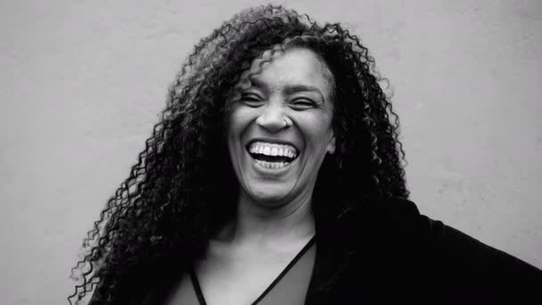 一位来自南美洲的40多岁的快乐女人脸上的单色特写笑着 一个黑白相间的快乐的非洲裔中年女士 — 图库视频影像