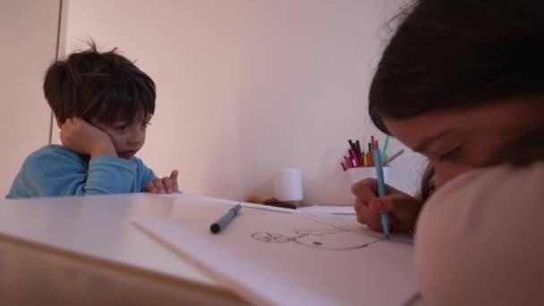 Расстроенный Мальчик Чувствует Скуку Время Сестра Рисует Подлинные Чувства Брата — стоковое видео