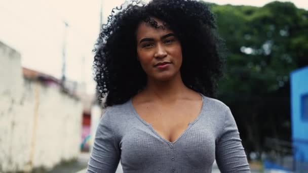 Kenar Mahallede Kıvırcık Saçlı Kendinden Emin Genç Bir Brezilyalı Kadın — Stok video