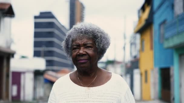 Una Mujer Mayor Negra Pensativa Paseando Aire Libre Calle Ciudad — Vídeos de Stock