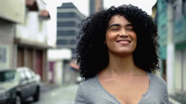 一位被赋予权力的非洲裔美国女青年走在大街上 追踪着20多岁自信的卷发成年女子的近照脸 流露出喜悦和快乐 — 图库视频影像