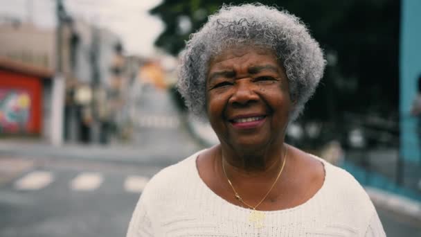Una Mujer Mayor Negro Feliz Caminando Hacia Adelante Cámara Calle — Vídeo de stock