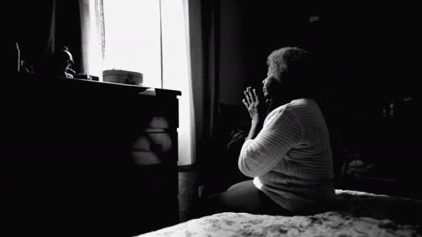 一位安详的80多岁的非洲裔美国老太太闭上眼睛在家里祈祷 一个充满希望和感恩的单色黑人妇女在Prayer — 图库视频影像