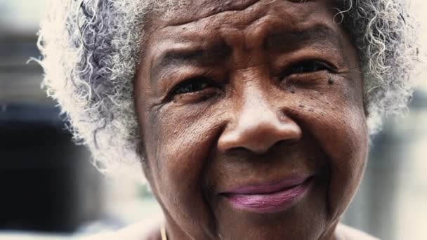 Afroameričanka Letech Vážným Výrazem Vyjadřujícím Stáří Moudrost Šedé Vlasy Vrásčitý — Stock video
