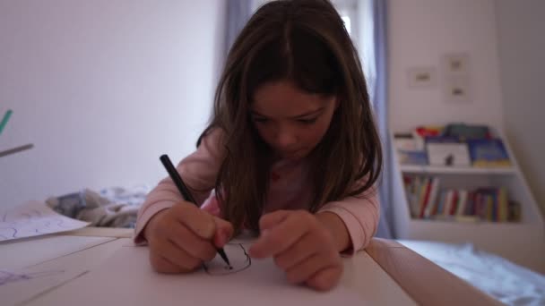 Jedna Skoncentrowana Dziewczynka Rysująca Papierze Domowej Sypialni Dziecko Rysuje Długopisem — Wideo stockowe