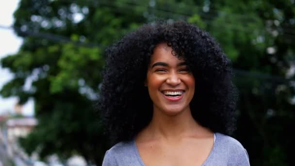Una Joven Brasileña Feliz Negra Sonriendo Riendo Mientras Posaba Para — Vídeo de stock