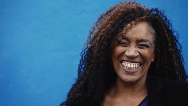 Una Mujer Negra Feliz Años Sonriendo Riéndose Cámara Fondo Azul — Vídeo de stock