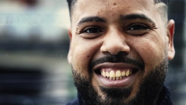 Portrét Šťastného Brazilského Jihoamerického Mladého Černocha Jak Dívá Usmívající Kameru — Stock video