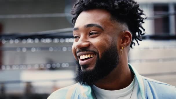 One Happy Young Black Man Smiling Drizzle Eső Városi Környezet — Stock videók