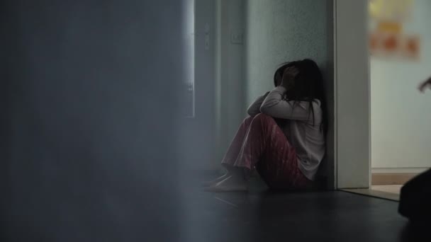 弟弟在家里走廊里安慰姐姐 家庭在困难时期互相照顾 童年忧郁症的概念表现出同情 — 图库视频影像